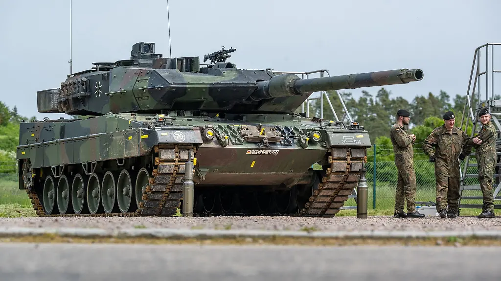 Ein-Kampfpanzer-vom-Typ-Leopard-II-A6-Die-Bundeswehr-erhaelt-als-Ausgleich-fuer-Panzerlieferungen-an-die-Ukraine-18-neue-Kampfpanzer-vom-Nachfolgermodell-Leopard-2A8
