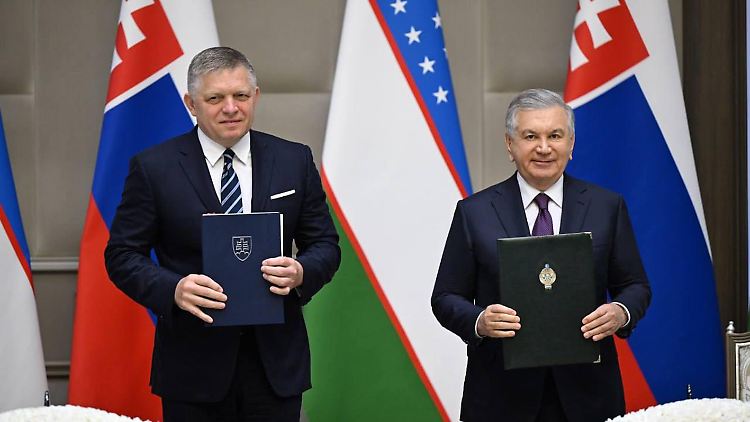 Robert Fico (l.) bei seinem Besuch in Usbekistan: Die Wirtschaft des Landes wächst enorm - weil das Land auf demokratische Reformen setzt.