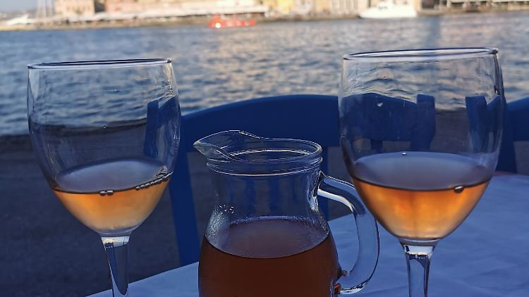 Bei einem Glas Wein lässt es sich gut über den einen oder anderen Mord plaudern.