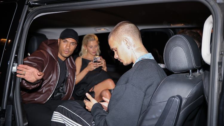 Da können sie noch so desinteressiert auf ihre Handys starren, Caro Daur und Romeo Beckham (r.) sorgen in Paris für Spekulationen.