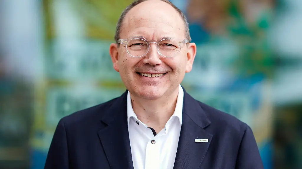 Christian-Specht-CDU-Kandidat-fuer-die-Wahl-zum-Oberbuergermeister-der-Stadt-Mannheim