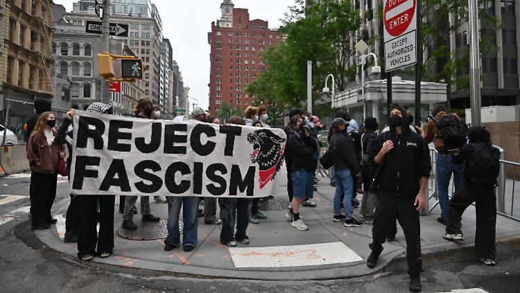 Auch in New York wird gegen Trumps harte Migrationspolitik demonstriert. 
