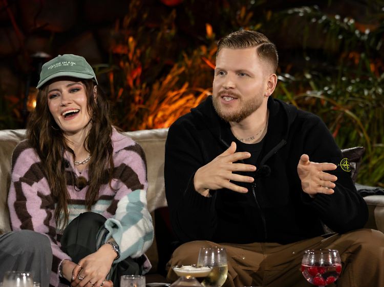 Madeline Juno und Finch genießen die letzten Minuten auf der Format-Couch.