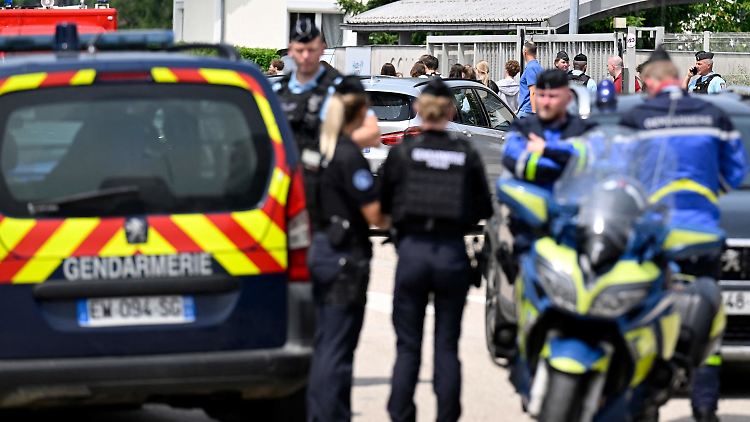 "Die Nation trauert und die Regierung ist mobilisiert, um die Kriminalität zurückzudrängen", sagte Macron. 