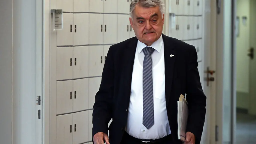 Herbert-Reul-CDU-Innenminister-von-Nordrhein-Westfalen-kommt-zur-Sitzung-des-Innenausschusses