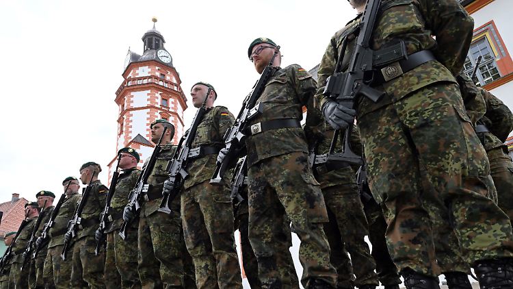 Der Bundeswehr fehlen Tausende Soldaten: Rekruten beim Gelöbnis. 