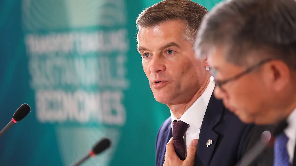 Mark-Harper-l-Verkehrsminister-von-Grossbritannien-und-Young-Tae-Kim-Generalsekretaer-des-Weltverkehrsforums