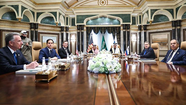 Vertreter der USA und Russlands während Verhandlungen in der saudischen Hauptstadt Riad im Februar.