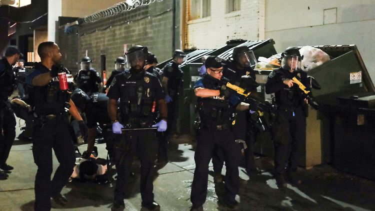 In Austin löste die Polizei bereits gewaltsam Proteste auf. 