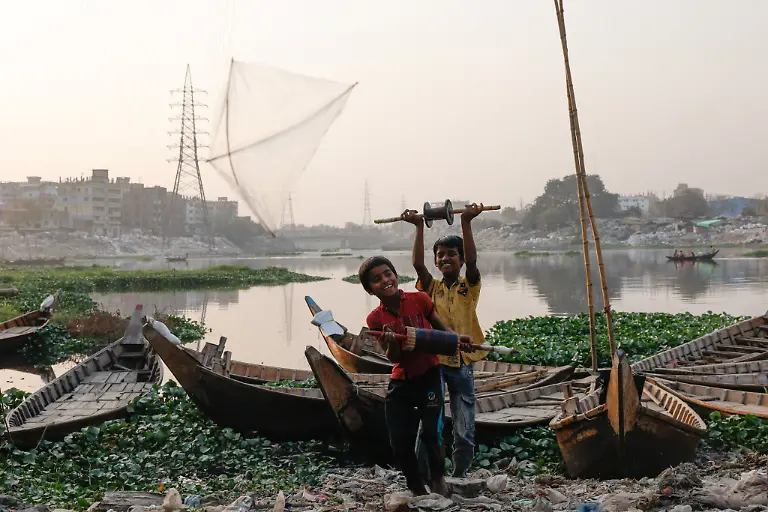 2023-04-19T230137Z-1193820386-RC2NNZ9QDBFJ-RTRMADP-3-EARTH-DAY-BANGLADESH-RIVER