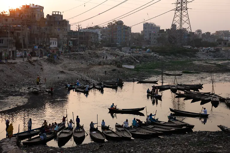 2023-04-19T230133Z-1491171604-RC2NNZ9JP2ED-RTRMADP-3-EARTH-DAY-BANGLADESH-RIVER