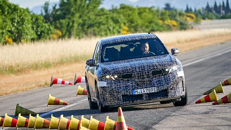 Schnelle Lastwechsel in Kurven beherrscht der neue BMW iX3 dank solider Fahrwerksabstimmung und ausgeklügelter Regelsysteme virtuos.