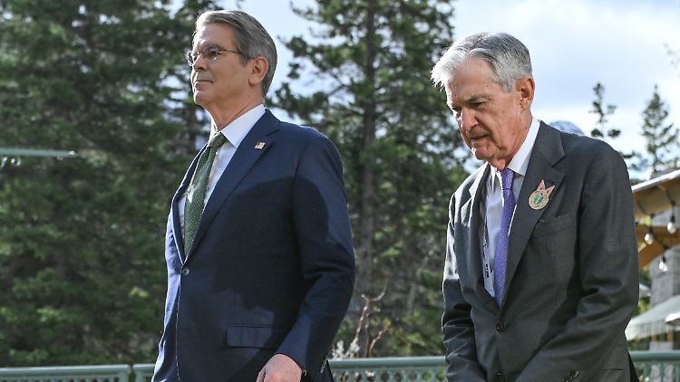 Beerbt Scott Bessent (links) Jerome Powell (r) als Zentralbank-Chef?