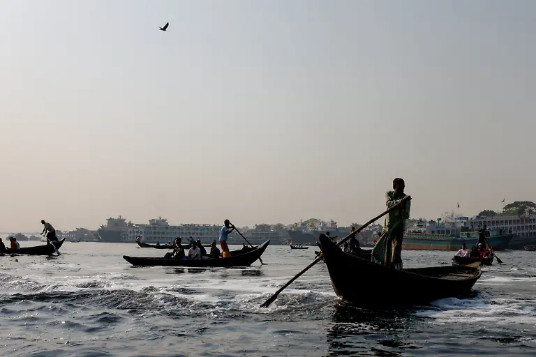 2023-04-19T230145Z-1110105527-RC22OZ9F1UYR-RTRMADP-3-EARTH-DAY-BANGLADESH-RIVER