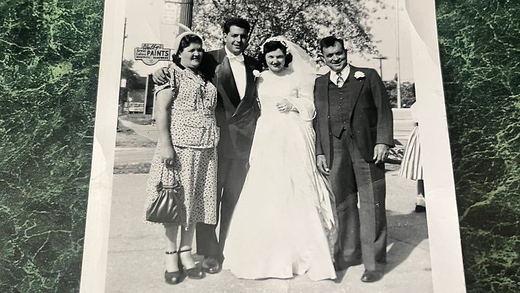 Das Foto zeigt Frank und Josephine Ruggirello auf ihrer Hochzeit am 26. September 1953.