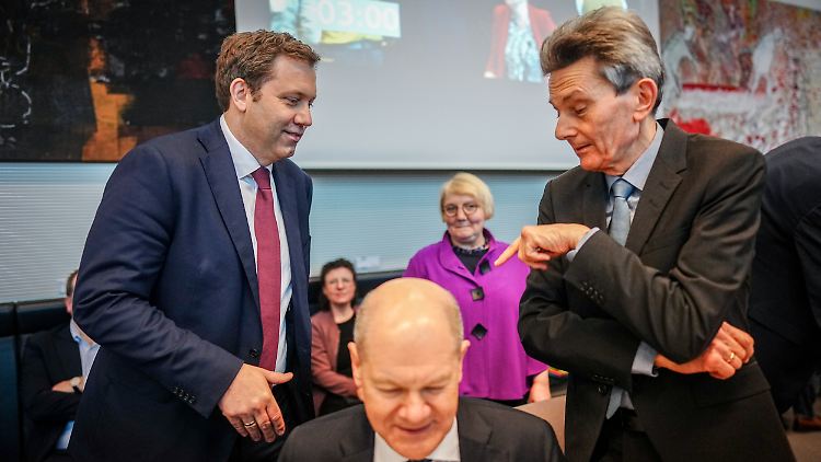 SPD-Chef Klingbeil hat einen neuen außenpolitischen Kurs der SPD formuliert, Ex-Fraktionsschef Mützenich hält dagegen. Und Scholz? Saß als Kanzler zwischen den Stühlen.
