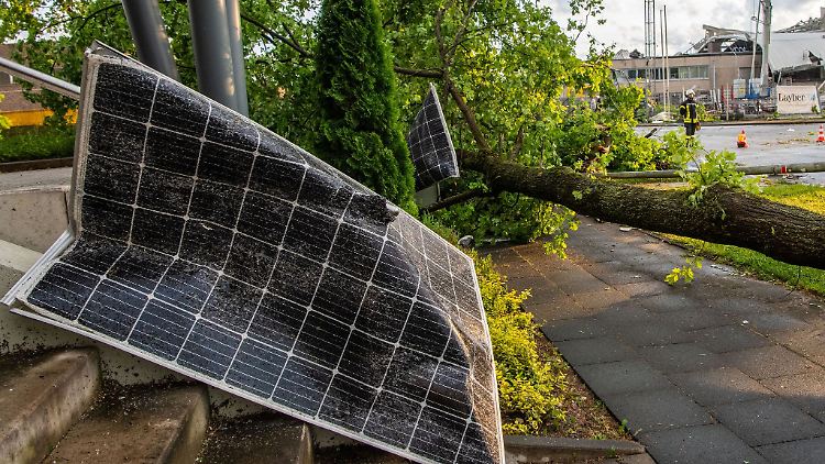 Sturmschäden und Co.: Wenn die Solaranlage selbst in Mitleidenschaft gezogen wird, springt in der Regel die Hausratversicherung ein.