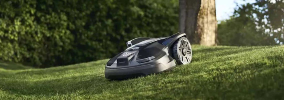 Frei und smart den Rasen mähen: Das gelingt mit einem Mähroboter ohne Begrenzungsdraht.