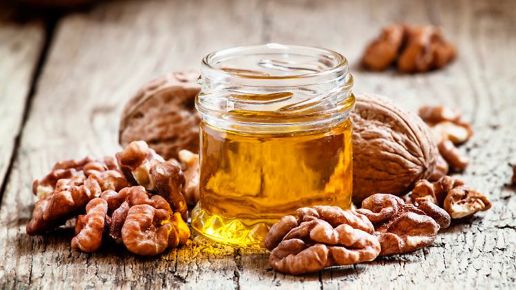 Walnussöl ist reich an ungesättigten Fettsäuren. Als Teil einer ansonsten ausgewogenen Ernährung kann es sehr gesund sein.