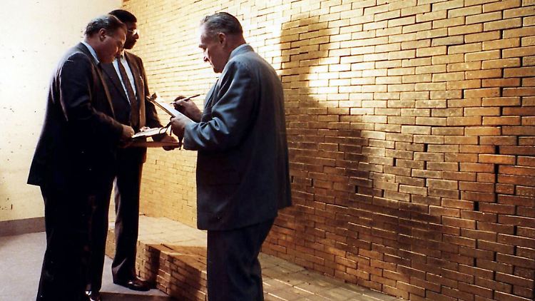 Drei Angestellte der New York Federal Reserve Bank führen im riesigen unterirdischen Tresorraum Buch über das gelagerte Währungsgold aus aller Welt (Archivbild).