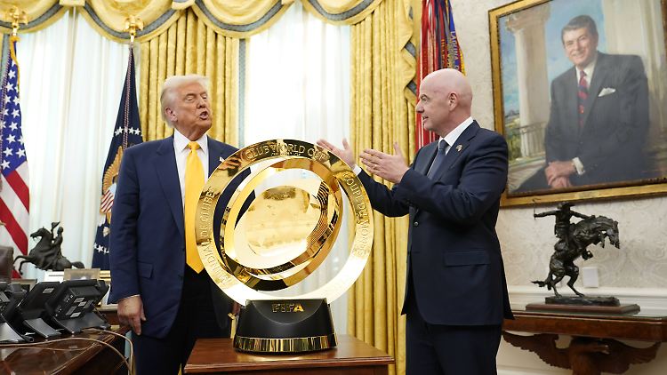 Trump und Infantino präsentieren die Trophäe der Klub-WM.