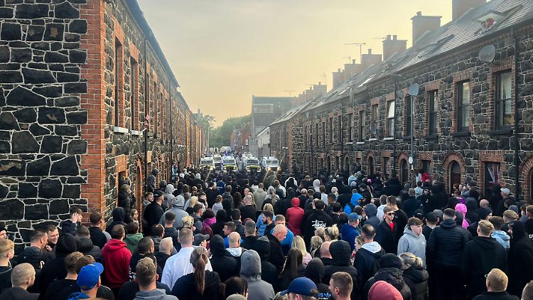 Im nordirischen Ballymena stehen sich Demonstranten und Polizei gegenüber, bevor es in zwei Nächten hintereinander zu Ausschreitungen kommt. 
