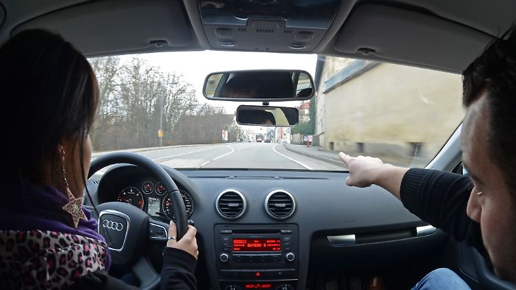 Die Fahrschülerin übt mit dem Fahrlehrer - ganz legal. Ohne Führerschein auf öffentlichen Verkehrswegen zu üben, ist verboten.