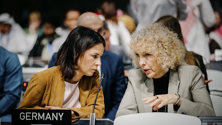 Jennifer Morgan (r.) war von 2022 bis Mai 2025 Staatssekretärin und Sonderbeauftragte für internationale Klimapolitik im Auswärtigen Amt von Annalena Baerbock. Von 2016 bis 2022 leitete sie die Umweltschutzorganisation Greenpeace International.