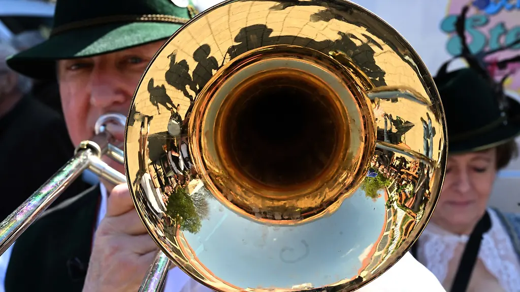 Ein-Blasmusiker-steht-kurz-vor-dem-Start-des-Fruehlingsfests-auf-der-Theresienhoehe-in-Muenchen