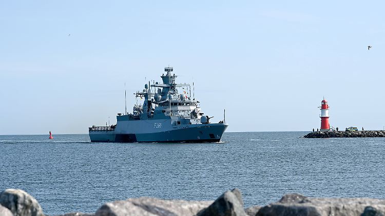 Die Korvette Braunschweig läuft im Rahmen des NATO-Manövers "Baltic Operations" den Hafen von Warnemünde an.