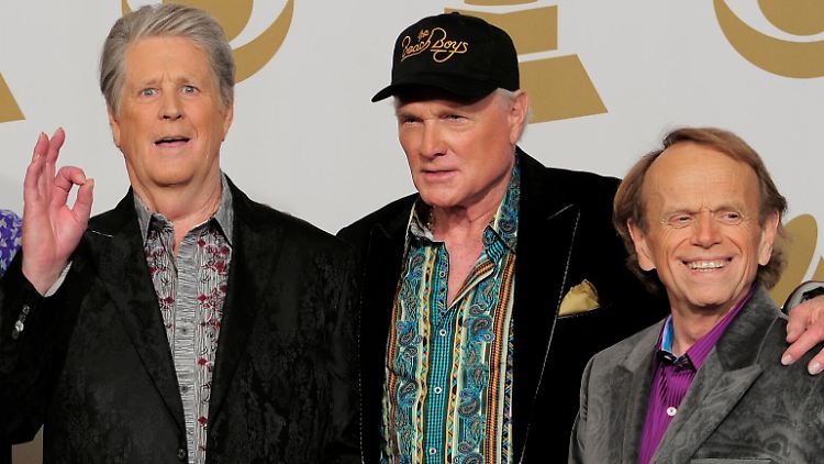 Da waren sie noch vereint: Brian Wilson (l.) und die beiden noch verbliebenen Beach-Boys-Mitglieder Mike Love (M.) und Al Jardine 2012.