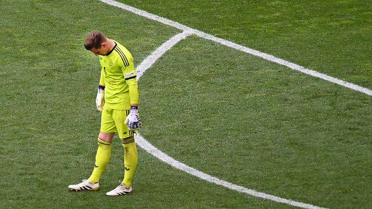 Marc-André ter Stegen schaut sich seine Schuhe an.