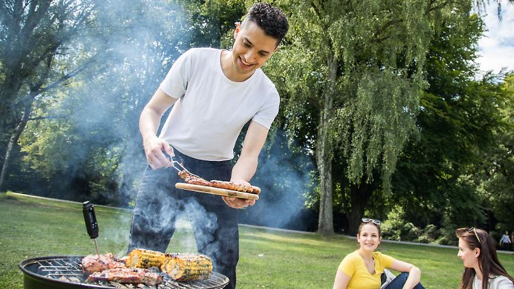 Hygiene ist entscheidend: Gründliches Reinigen von Händen und Küchenutensilien reduziert das Risiko von unerwünschten Nachwirkungen der Grillparty.