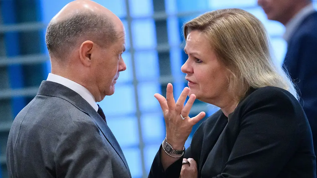 Bundeskanzler-Olaf-Scholz-und-Bundesinnenministerin-Nancy-Faeser-beim-Bund-Laender-Gipfel-im-Bundeskanzleramt-zu-Fluechtlingskosten
