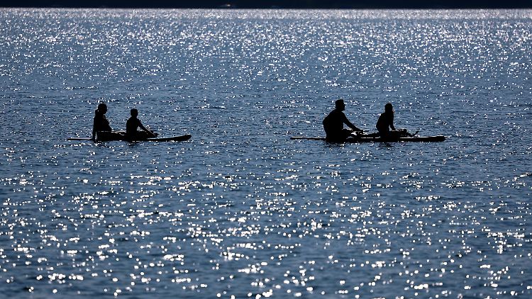 Der Sonnenschein lädt zum Wassersport ein.