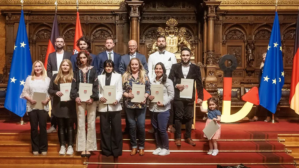 Hamburgs-Erster-Buergermeister-Hans-Peter-Tschentscher-SPD-steht-auf-der-58-Hamburger-Einbuergerungsfeier