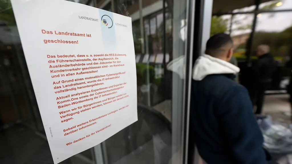 Ein-Aushang-wies-auf-die-voruebergehende-Schliessung-des-Ludwigsburger-Landratsamts-hin