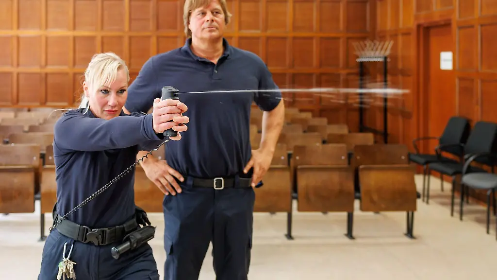 Im-Rahmen-des-Aktionstag-Respekt-Bitte-demonstrieren-Gerichtsvollzieherinnen-und-Gerichtsvollziehern-ein-Sicherheitstraining