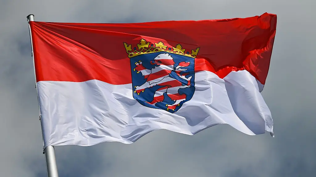 Die-hessische-Landesdienstflagge-die-rot-weisse-Landesflagge-mit-dem-Landeswappen-in-der-Mitte