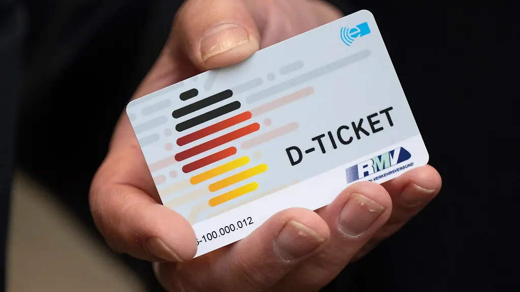 Ein-D-Ticket-im-Chipkartenformat-wird-anlaesslich-des-Verkaufsstarts-des-Deutschlandtickets-auf-einem-Pressetermin-gezeigt