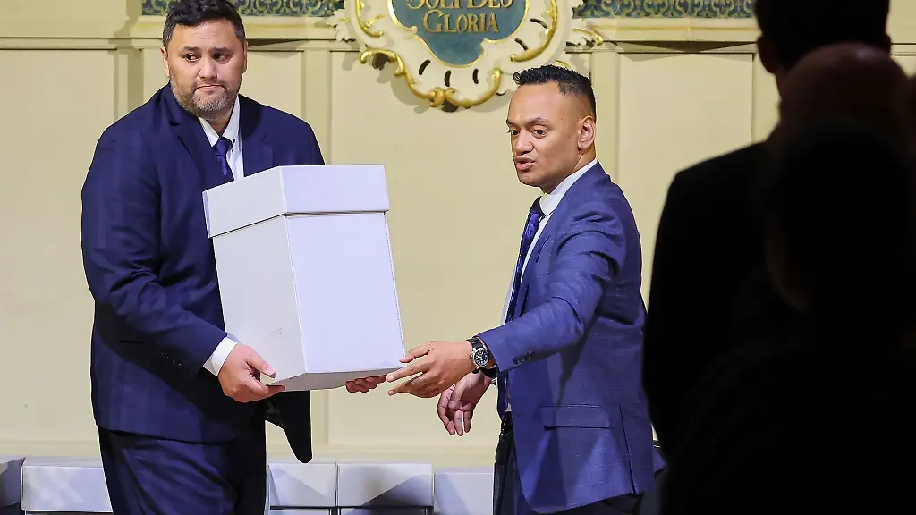 Te-Arikirangi-r-Mamaku-Ironside-Repatriation-Programme-Coordinator-uebergibt-an-Chas-Taurima-Pou-Tikane-Moriori-cultural-leader-eine-Kiste-mit-den-menschlichen-Ueberresten-von-Moriori