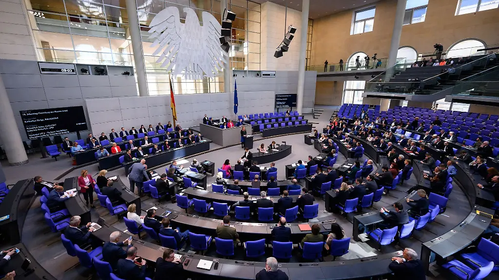 Plenarsitzung-im-Deutschen-Bundestag