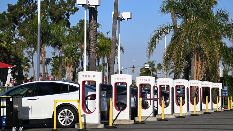 Tesla verkauft nicht nur Autos, sondern auch CO2-Zertifikate. Beide Geschäftsfelder dürften unter den neuen Beschlüssen leiden. 