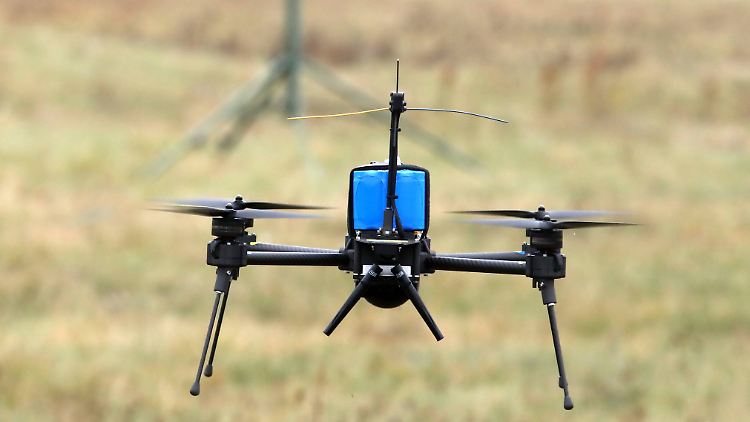 Das ukrainische Multirotor-UAV Shmavik, Pendant zum DJI Mavic, fliegt bei einer Präsentation des ukrainischen Ministeriums für strategische Industrien.