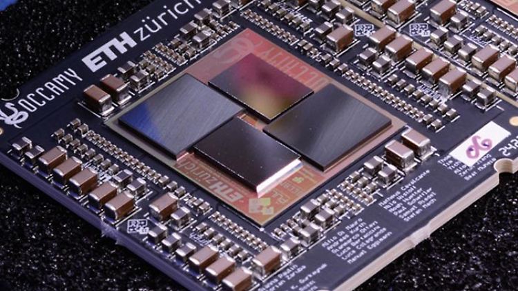 Ein KI-Chip-mit High-Bandwidth-Memory-Chiplet. Dabei handelt es sich um einen besonders schnellen Speicher mit hoher Datenübertragungsrate, der direkt neben dem Prozessor sitzt.