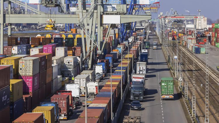 Das Deutsche Institut für Wirtschaftsforschung sieht das Investitionspaket für die Infrastruktur der Bundesregierung als Lichtblick.