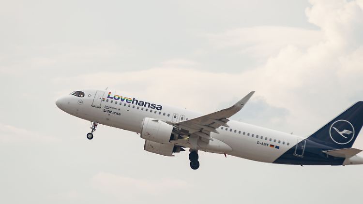 Auch in diesem Jahr nimmt Lufthansa nach eigenen Angaben "vollumfänglich" an "Pride-Aktivitäten in verschiedenen Ländern" teil. Die Logos bleiben diesmal allerdings unverändert. 