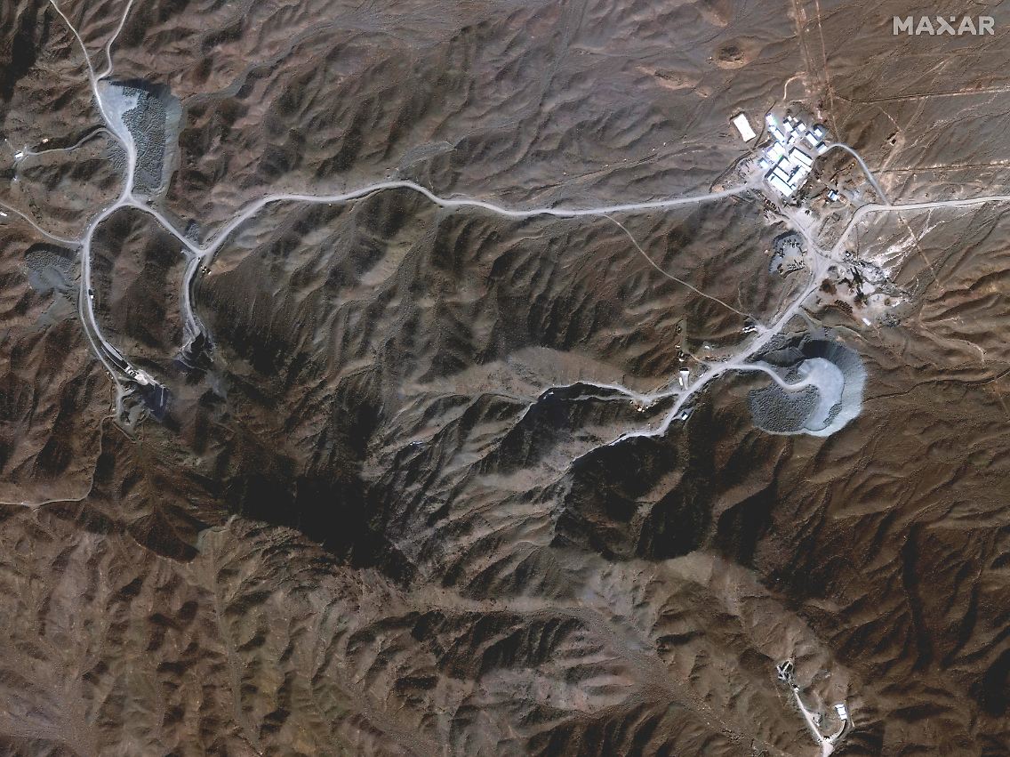 Vergrößerte Satellitenaufnahme: Die Tunneleingänge südlich der Anlage Natans.