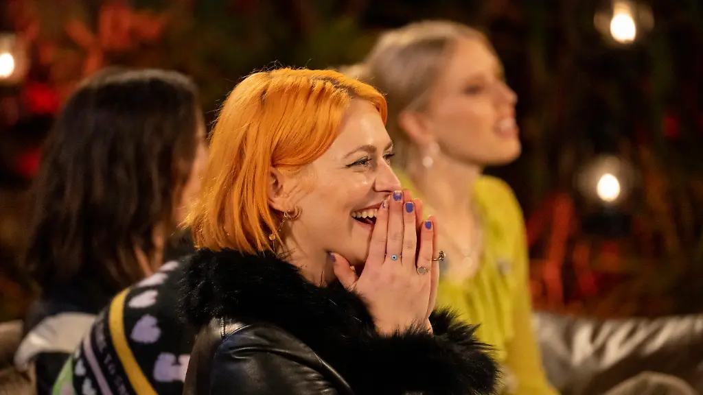 Alli-Neumann-freut-sich-ueber-die-musikalischen-Geschenke-ihrer-Kolleginnen-und-Kollegen-Quelle-RTL-Markus-Hertrich