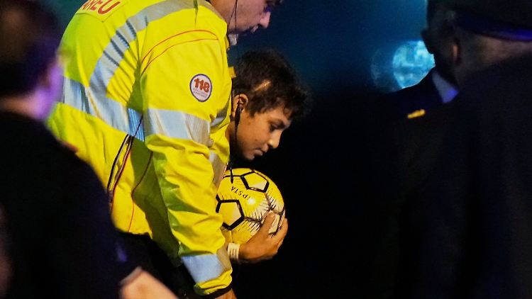 In der unverletzten Hand hält Adam an diesem Abend den Fußball, den er geschenkt bekommen hat.